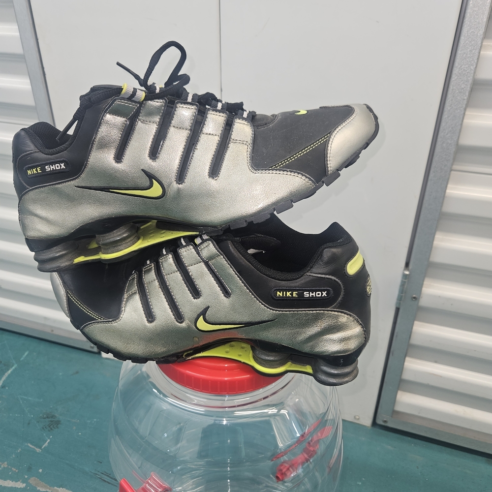 Nike Shox Men's Black and Silver Shoes